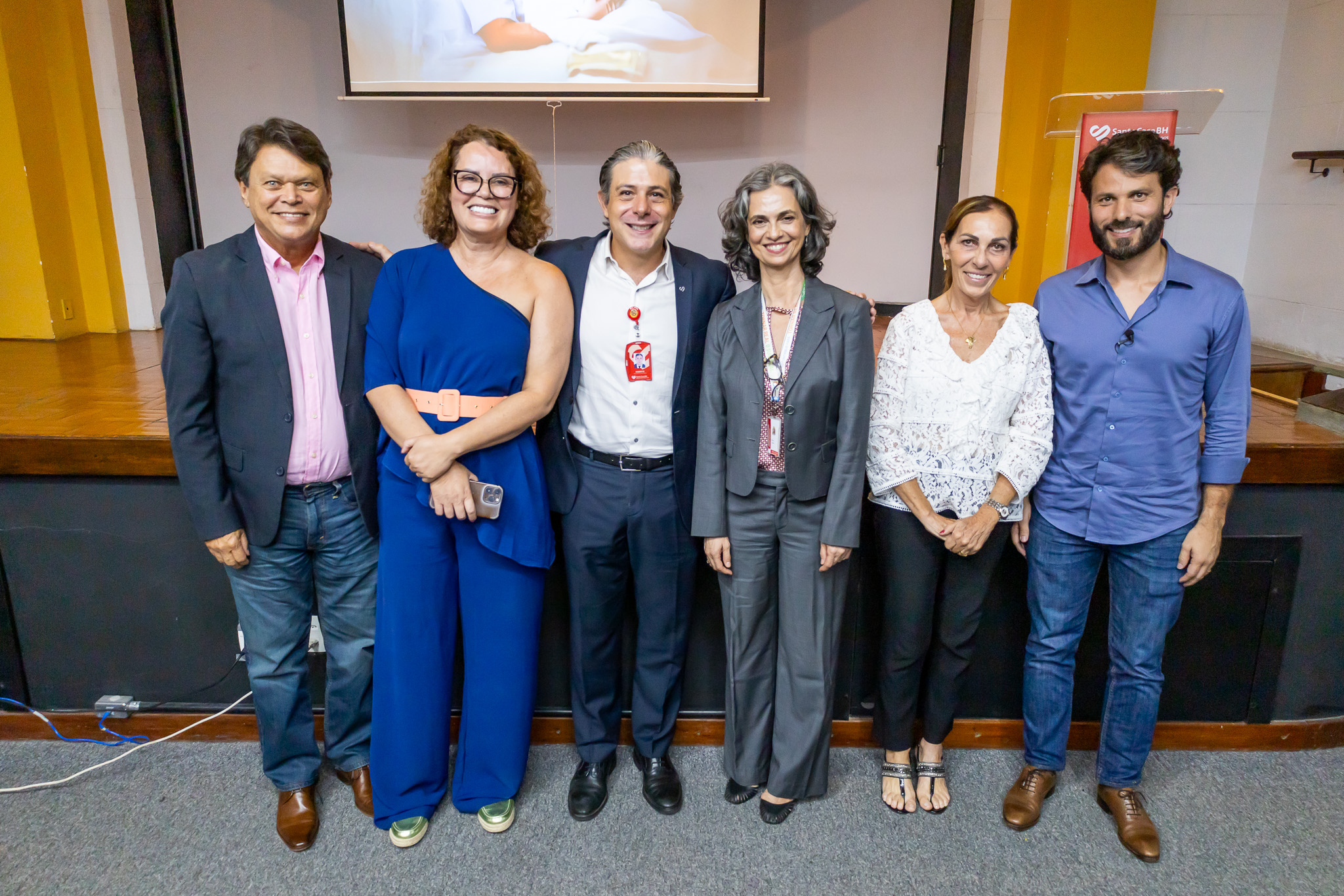 Crédito: Ascom Santa Casa BH - deputado estadual Zé Guilherme; deputada federal Nely Aquino; provedor da Santa Casa BH, Roberto Otto Augusto de Lima; superintendente regional da Saúde de Belo Horizonte, Débora Tavares (que estava representando o secretário estadual de Saúde, Fábio Baccheretti; vereadora Professora Marli.